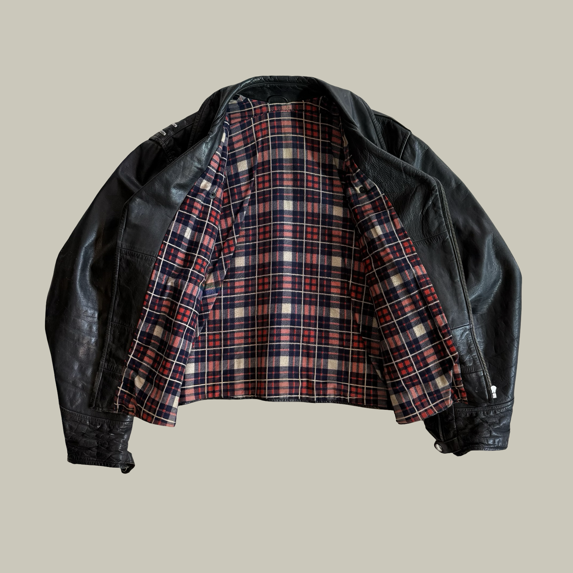 1940S–EARLY 1950S D-POCKET STEERHIDE MOTORCYCLE JACKET CIRCA LATE 1940S
