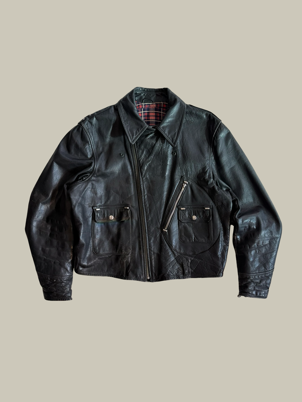 1940S–EARLY 1950S D-POCKET STEERHIDE MOTORCYCLE JACKET CIRCA LATE 1940S