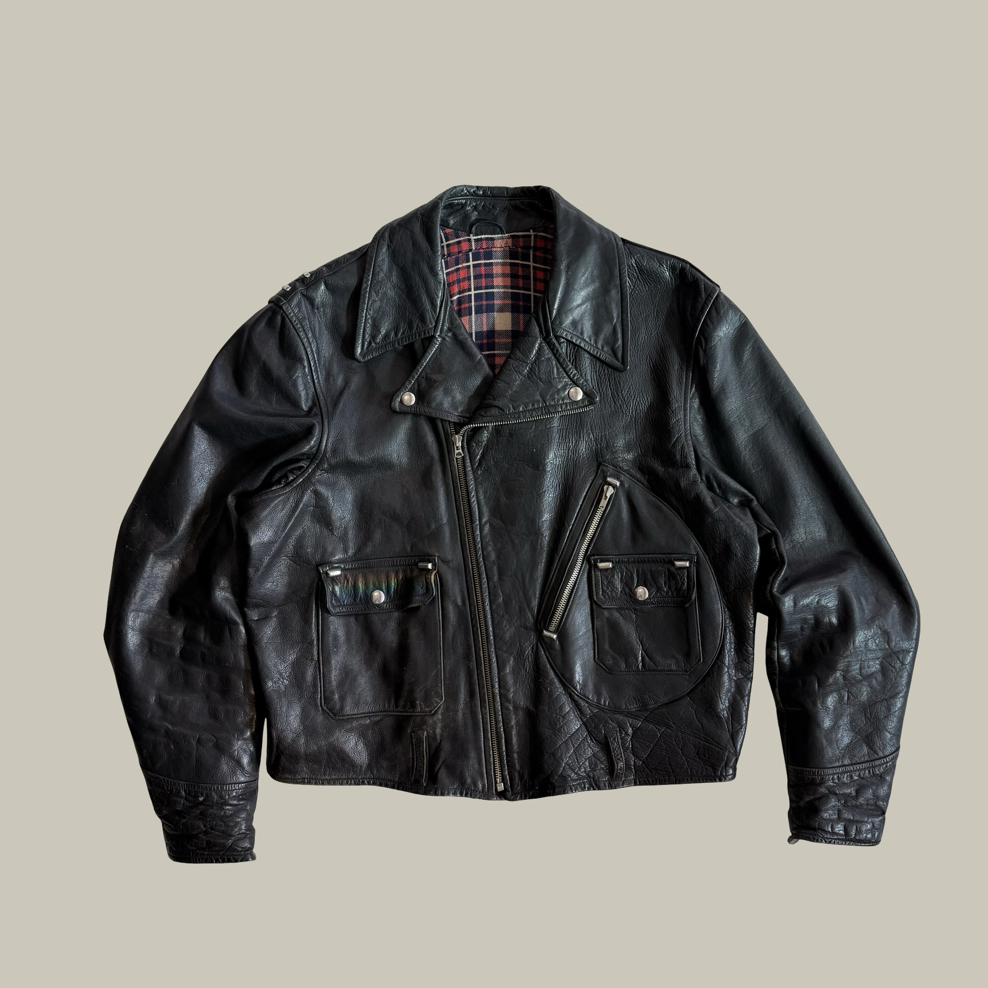 1940S–EARLY 1950S D-POCKET STEERHIDE MOTORCYCLE JACKET CIRCA LATE 1940S