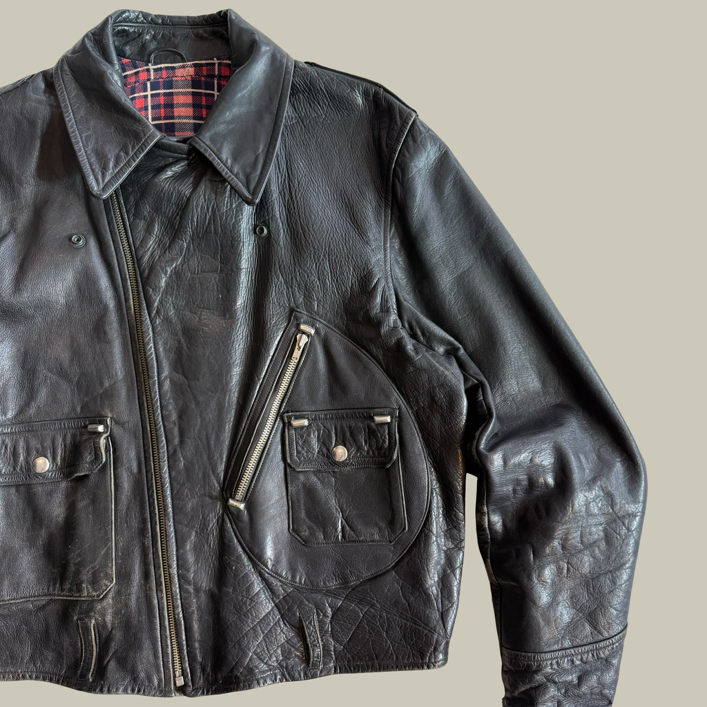 1940S–EARLY 1950S D-POCKET STEERHIDE MOTORCYCLE JACKET CIRCA LATE 1940S