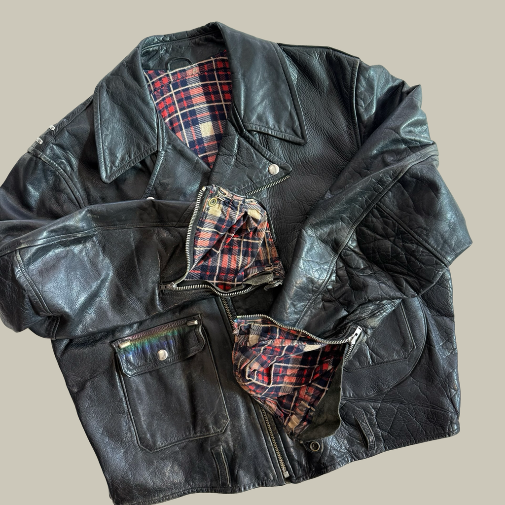 1940S–EARLY 1950S D-POCKET STEERHIDE MOTORCYCLE JACKET CIRCA LATE 1940S
