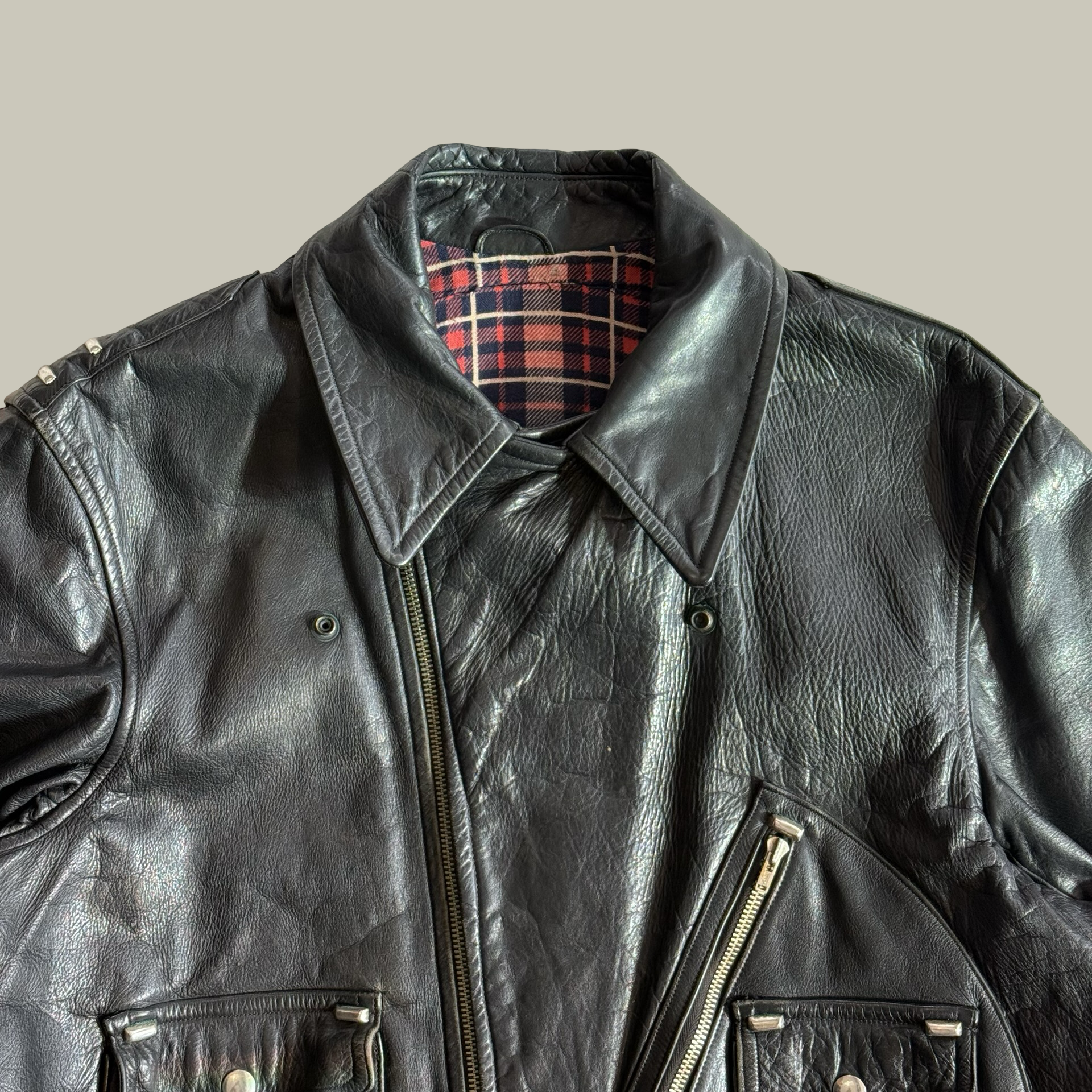 1940S–EARLY 1950S D-POCKET STEERHIDE MOTORCYCLE JACKET CIRCA LATE 1940S