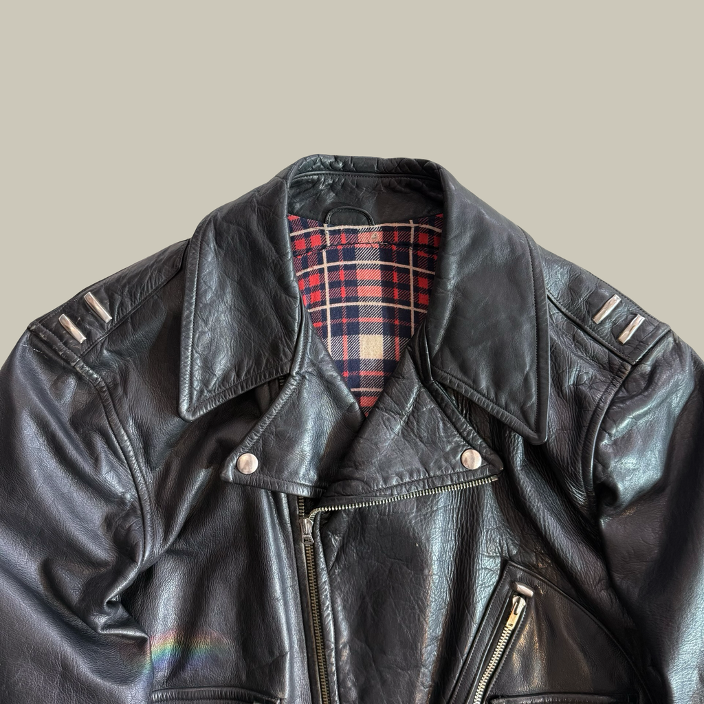 1940S–EARLY 1950S D-POCKET STEERHIDE MOTORCYCLE JACKET CIRCA LATE 1940S