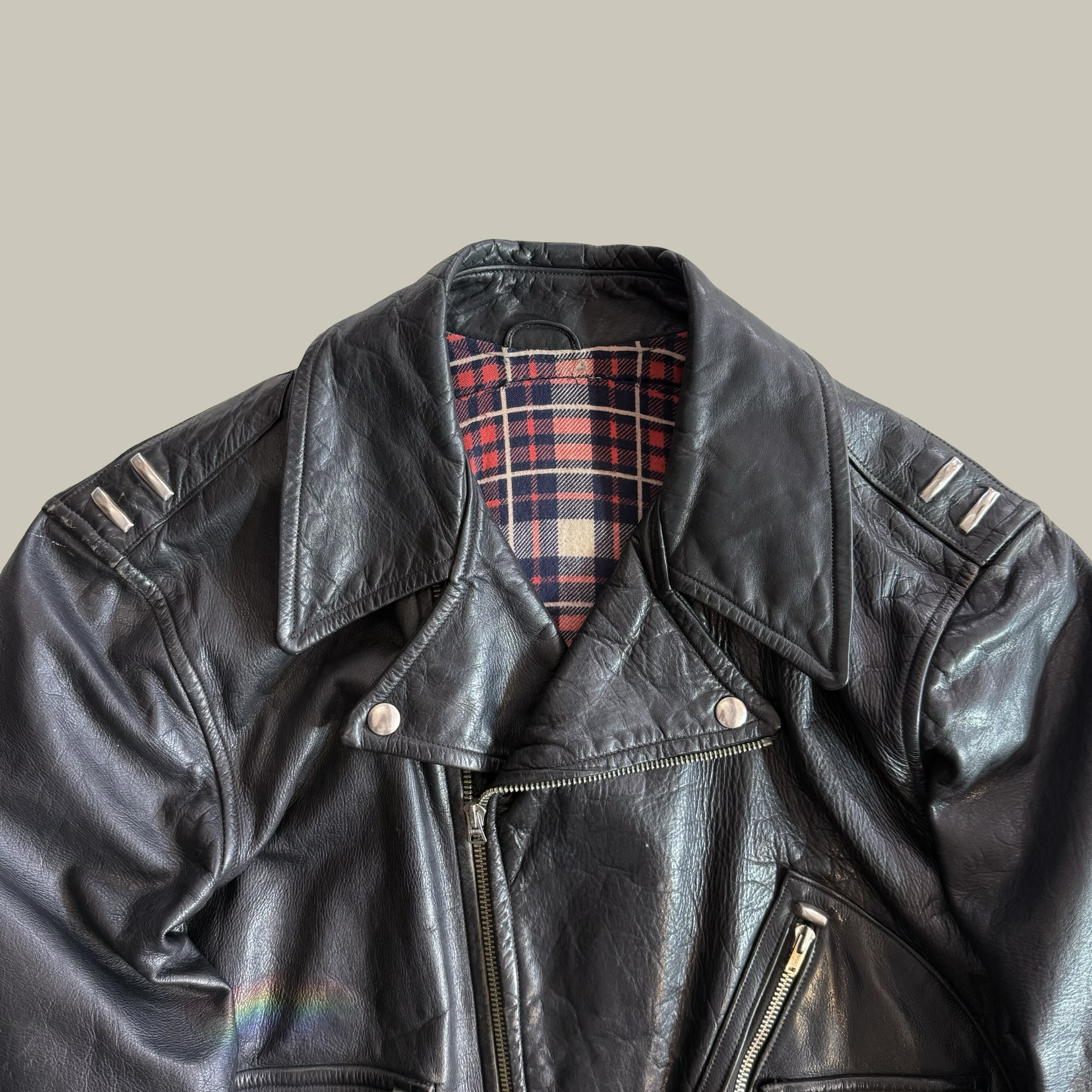 1940S–EARLY 1950S D-POCKET STEERHIDE MOTORCYCLE JACKET CIRCA LATE 1940S