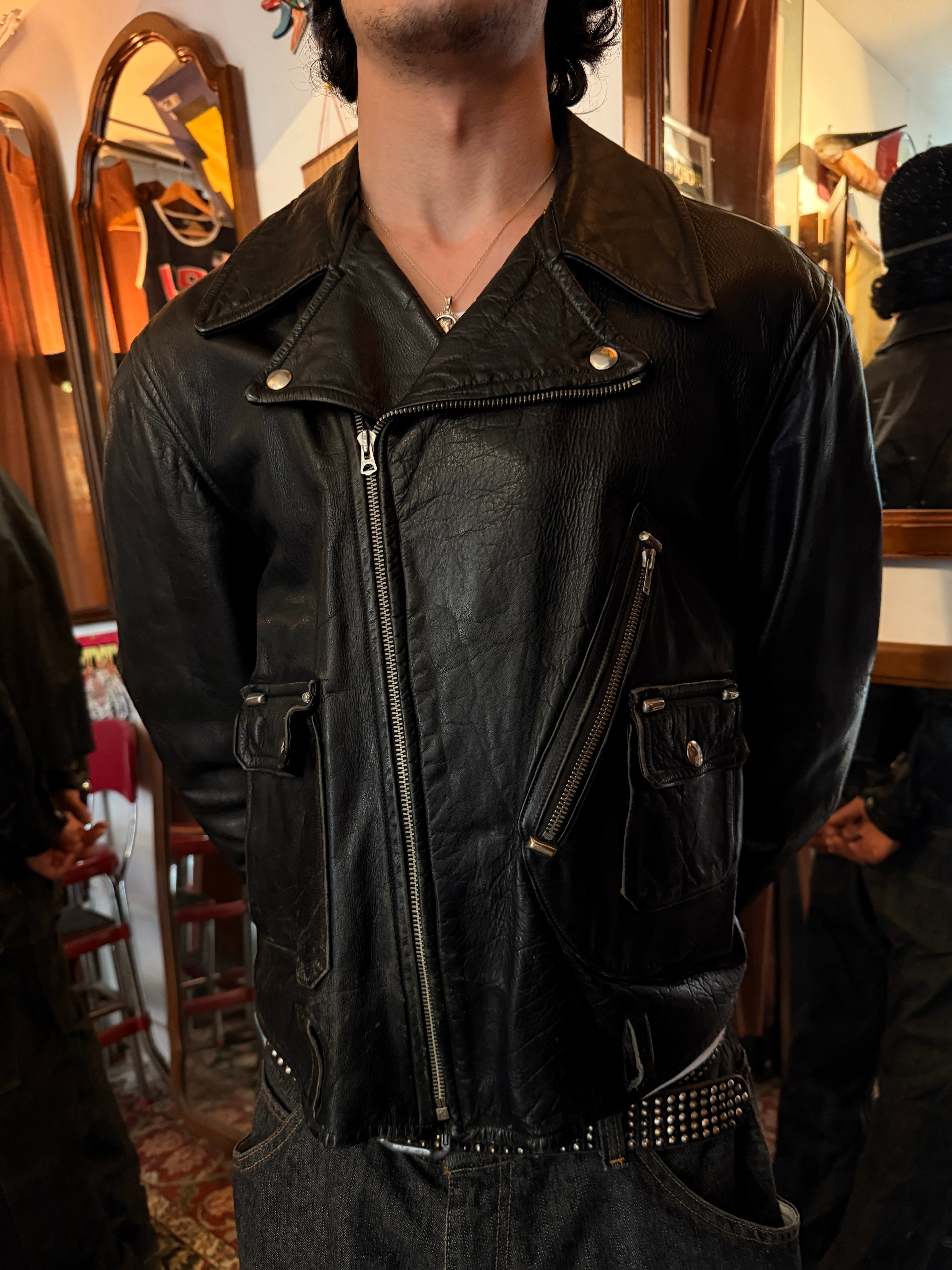 1940S–EARLY 1950S D-POCKET STEERHIDE MOTORCYCLE JACKET CIRCA LATE 1940S